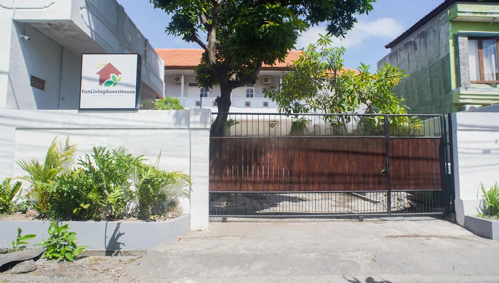 Fun Living Guest House Seminyak